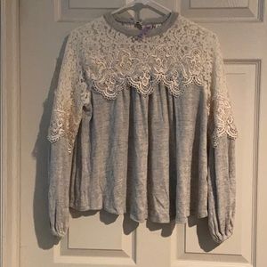 Feminine sweater with lace and balloon sleeves